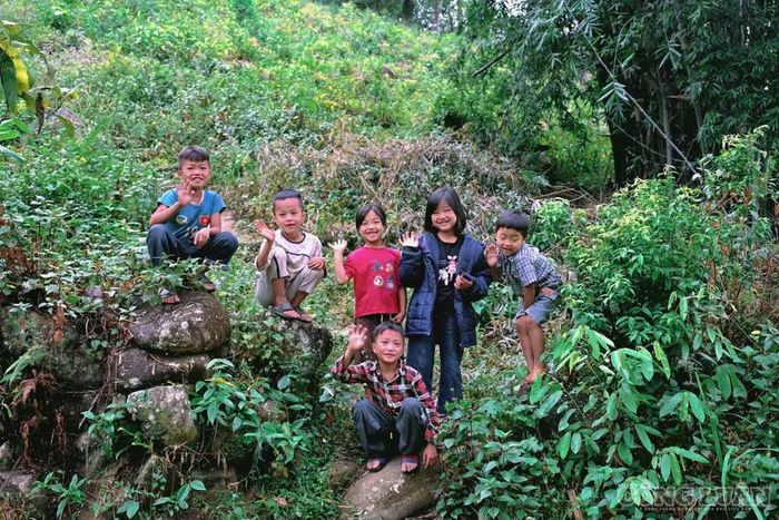 Pavie có sức hút từ chính sự nguyên sơ ấy. Không có những công trình nhân tạo nổi bật hay các điểm check-in được sắp đặt cầu kỳ, con đường giữ nguyên dáng vẻ cũ kỹ, khiêm nhường giữa rừng. Người đi bộ không chỉ nhìn ngắm cảnh quan mà còn có cảm giác đang lần theo dấu vết của một hành trình đã bắt đầu từ hơn một thế kỷ trước.