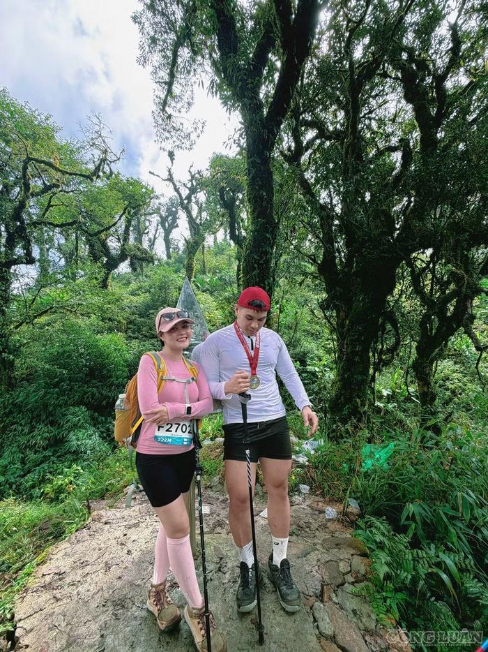 Với người trekking, mỗi đoạn đường mở ra một lát cắt khác nhau của thiên nhiên. Rừng già với những thân cây xù xì, tán rộng nối tiếp các khu vực trồng thảo quả. Ánh sáng xuyên qua kẽ lá, in thành những khoảng sáng tối trên mặt đá. Tiếng nước chảy từ những con suối nhỏ hòa cùng tiếng gió, đôi khi là âm thanh duy nhất giữa không gian rộng lớn.
