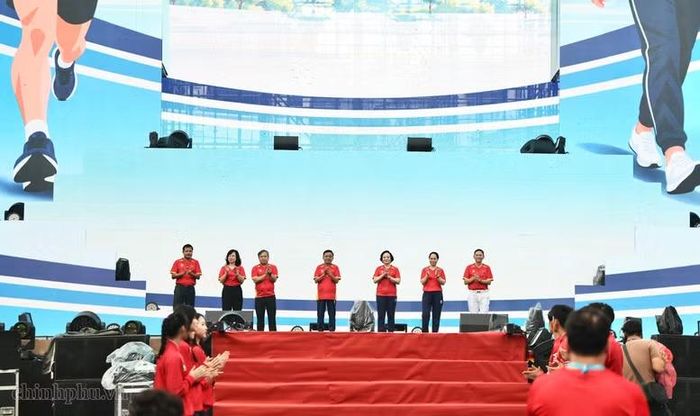 Các đại biểu thực hiện nghi thức phát động Phong trào toàn dân tập luyện thể thao năm 2026. Ảnh: CP