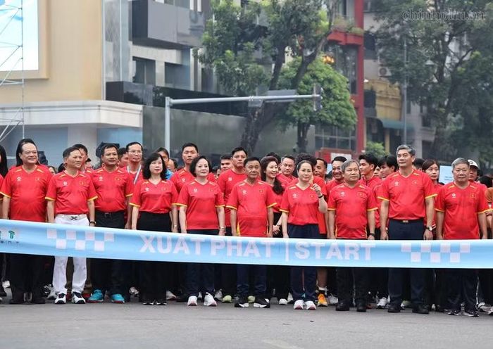 Các đại biểu tham gia hoạt động chạy bộ, đi bộ quanh hồ Hoàn Kiếm. Ảnh: CP