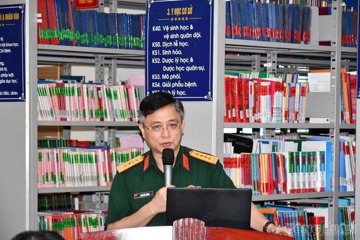 Đại tá Chu Đức Thành, Chánh Văn phòng Học viện Quân y chia sẻ tại toạ đàm.