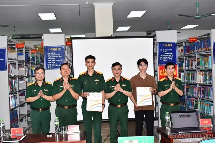 Đại tá Chu Đức Thành, Chánh Văn phòng, Học viện Quân y tặng quà các đại biểu.