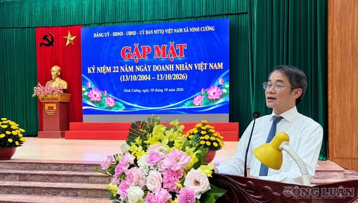 Ông Vũ Giao Hưởng, Phó Bí thư Đảng ủy, Chủ tịch UBND xã Ninh Cường phát biểu tại hội nghị. Ảnh: VT.