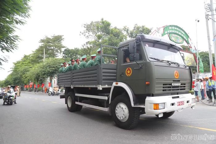 Xe dẫn đoàn, xe quân sự chở hài cốt liệt sĩ từ công viên Lê Thị Riêng về Nghĩa trang TP.HCM.
