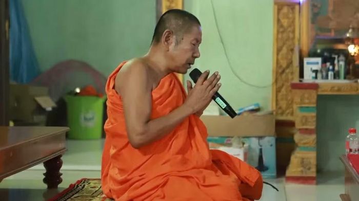 Tại chùa Samrongek, tọa lạc ở phường Nguyệt Hóa, tỉnh Vĩnh Long, không khí ngày lễ đã rộn ràng ngay từ lúc trời còn tờ mờ sáng. Đông đảo bà con đồng bào Khmer mang theo lễ vật, nô nức đến dâng cơm lên các sư sãi đang tu học tại chùa. Ảnh: Trí Trần.