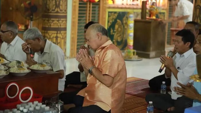 Vượt lên trên ý nghĩa của một nghi thức tri ân tổ tiên, Lễ Sene Dolta còn là dịp quý báu để các gia đình đoàn tụ, chia sẻ những buồn vui sau những ngày lao động vất vả. Cùng nhau quây quần bên mâm cơm, tình làng nghĩa xóm tại các phum, sóc lại càng thêm thắt chặt, gắn bó. Ảnh: Trí Trần.