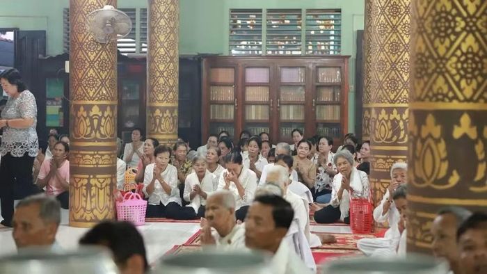 Nhiều người có mặt từ sớm tại chùa để tham dự buổi lễ.