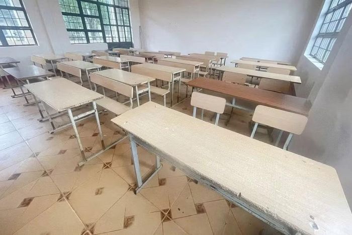 Mỗi học sinh đóng từ 300.000 - 500.000 đồng mua bàn ghế. Ảnh N.N