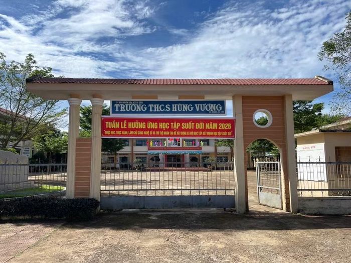 Vận động phụ huynh đóng tiền mua bàn ghế sai quy định, Trường THCS Hùng Vương phải hoàn trả hơn 26 triệu đồng. Ảnh T.H