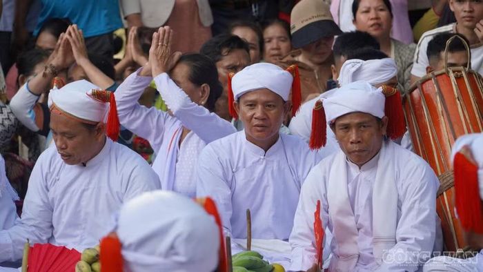 Phần hội có thi thổi kèn Saranai, trang trí lễ vật trên Thônla và cổ bồng, cùng chương trình giao lưu văn nghệ dân gian Chăm.
