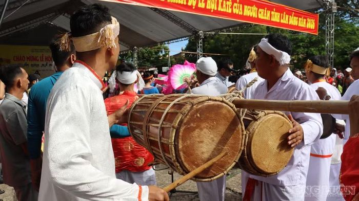 Trong ngày khai mạc, người dân và du khách còn có thể theo dõi các trò chơi dân gian như đội nước vượt chướng ngại vật, bịt mắt đập niêu; tìm hiểu nghề thủ công và thưởng thức ẩm thực Chăm.