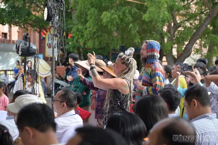 Lễ hội thu hút đông đảo sự quan tâm của người dân địa phương và du khách quốc tế.