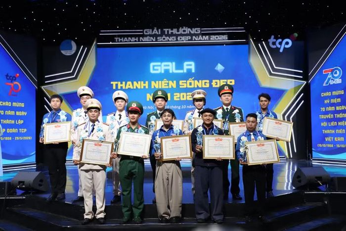 Tại chương trình, 15 cá nhân được nhận bằng khen của Ủy ban Trung ương Hội Liên hiệp Thanh niên Việt Nam, biểu trưng chương trình và phần thưởng trị giá 10 triệu đồng do TCP Việt Nam trao tặng. Ảnh: Đăng Hải