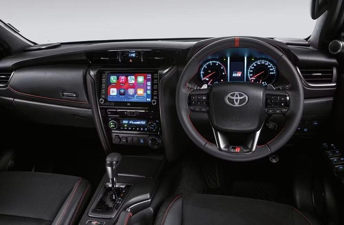 Thiết kế khoang lái phiên bản Fortuner Leader Edition tại thị trường Ấn Độ - Ảnh: Toyota