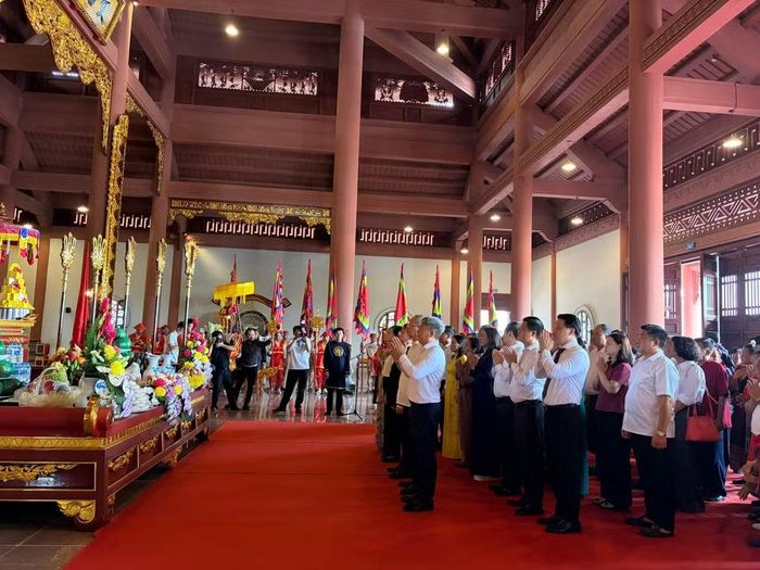 Đoàn đại biểu cùng các nghệ nhân, đông đảo đồng bào đại diện cho 54 dân tộc, người dân và du khách thực hiện các nghi thức rước lễ, dâng lễ vật, dâng hoa và thắp hương tri ân công đức các Vua Hùng. Ảnh: BTC
