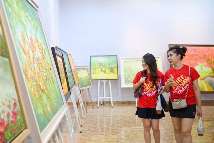 Với người xem, mỗi bức tranh cũng là dịp lắng lại giữa nhịp sống thường ngày. Ảnh: Thế Đại