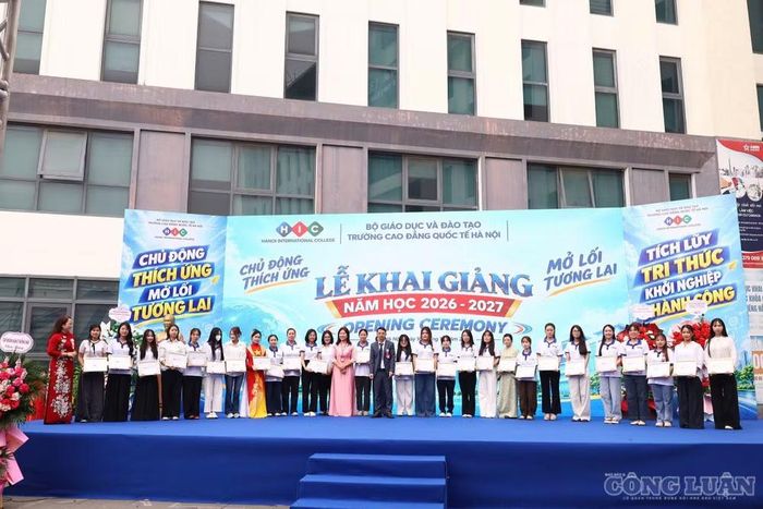 Những sinh viên có thành tích nổi bật trong học tập và hoạt động được vinh danh, đồng thời các suất học bổng sẽ được trao tặng nhằm ghi nhận sự nỗ lực và khích lệ tinh thần học tập của sinh viên HIC.