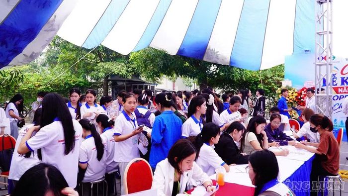 Chương trình phỏng vấn tuyển dụng trực tiếp của các doanh nghiệp diễn ra ngay tại khu vực gian hàng, mang đến cơ hội việc làm cho hơn 1.000 sinh viên sắp tốt nghiệp.