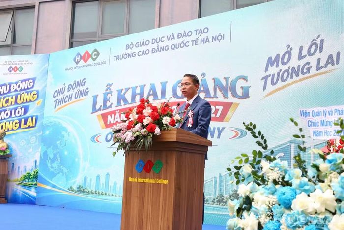 TS Nguyễn Văn Sinh - Hiệu trưởng HIC phát biểu tại lễ khai giảng