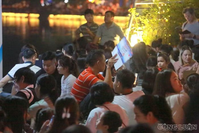  Nhiều người tranh thủ chọn chỗ ngồi trước quanh khu vực Hồ Gươm. 