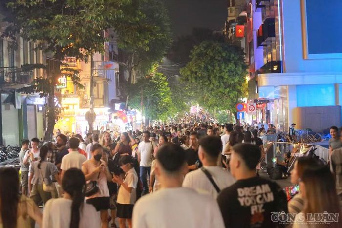  Dọc các tuyến phố Đinh Tiên Hoàng, Lê Thái Tổ, Hàng Khay, Tràng Tiền và những tuyến đường dẫn vào khu phố cổ, người dân tập trung từ sớm để lựa chọn vị trí theo dõi màn trình diễn pháo hoa. 