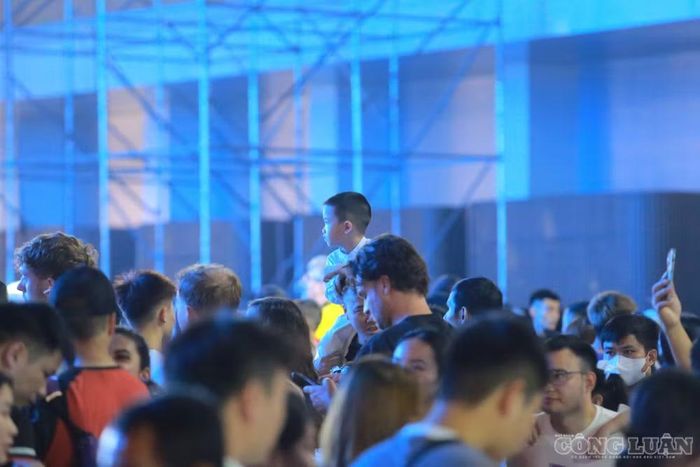  Nhiều gia đình đưa theo trẻ nhỏ, các nhóm bạn trẻ và du khách tranh thủ lưu lại những khoảnh khắc đáng nhớ bên Hồ Gươm. Dù phải chờ đợi trong thời gian dài, nhiều người vẫn háo hức, hướng về khu vực trình diễn và chờ những chùm pháo hoa đầu tiên rực sáng trên bầu trời Hà Nội. 