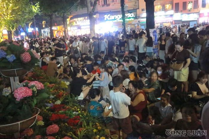  Kỷ niệm 72 năm Ngày Giải phóng Thủ đô là dịp để người dân Hà Nội ôn lại dấu mốc lịch sử ngày 10/10/1954, khi Thủ đô được giải phóng, mở ra chặng đường phát triển mới. Các hoạt động văn hóa, nghệ thuật cùng màn trình diễn pháo hoa góp phần tạo không khí phấn khởi, khơi dậy niềm tự hào về truyền thống lịch sử, văn hóa của Hà Nội. 
