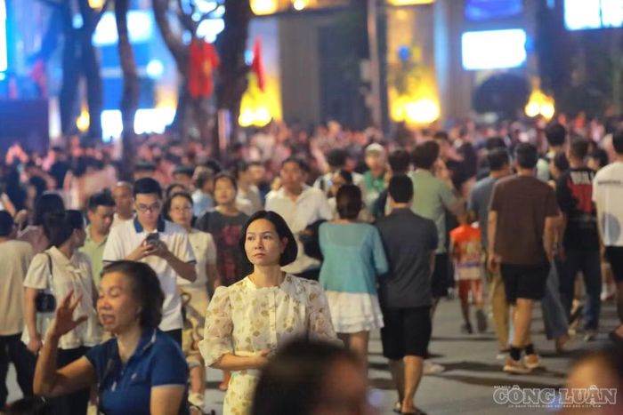  Không khí náo nhiệt bao trùm khu vực trung tâm khi thời điểm bắn pháo hoa đến gần. Được biết, điểm nhấn của chương trình năm nay là màn trình diễn pháo hoa hỏa thuật kết hợp pháo hoa tầm cao và tầm thấp tại khu vực Hồ Hoàn Kiếm. Sự kết hợp này hứa hẹn mang đến những hiệu ứng ánh sáng đa dạng, góp phần tạo nên không khí sôi động trong đêm kỷ niệm của Thủ đô. 