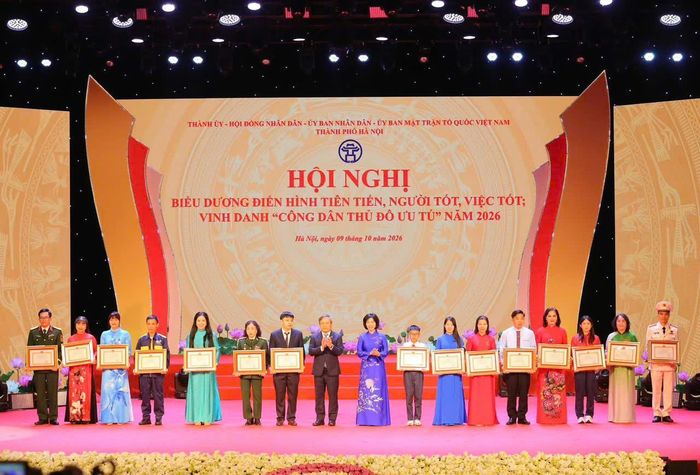 Chủ tịch UBND TP Hà Nội Vũ Đại Thắng và Chủ tịch HĐND TP Hà Nội Phùng Thị Hồng Hà trao Bằng khen và Danh hiệu Người tốt, việc tốt năm 2026 tặng 15 cá nhân.