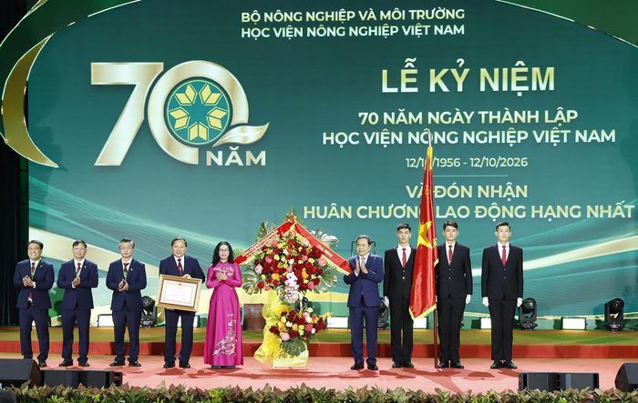 Chủ tịch Quốc hội Trần Thanh Mẫn trao Huân chương Lao động hạng Nhất và tặng hoa chúc mừng Học viện Nông nghiệp Việt Nam.