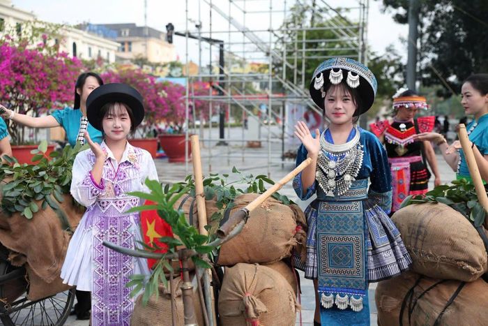 Thông qua hoạt động đẩy xe đạp thồ, hình ảnh lịch sử được tái hiện gần gũi trong không gian giao lưu văn hóa cộng đồng. Đồng bào các dân tộc cùng tham gia trải nghiệm, tìm hiểu lịch sử, chia sẻ niềm tự hào về vùng đất Điện Biên anh hùng. Qua đó, ngày hội không chỉ tôn vinh, lan tỏa những giá trị văn hóa truyền thống mà còn góp phần giáo dục truyền thống yêu nước, bồi đắp lòng tự hào dân tộc cho thế hệ trẻ.