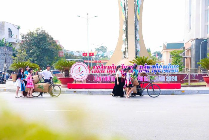 Trong Chiến dịch Điện Biên Phủ, những chiếc xe đạp thồ không đơn thuần là phương tiện vận chuyển mà còn trở thành biểu tượng của tinh thần yêu nước, ý chí vượt khó và sức mạnh đoàn kết toàn dân. Hình ảnh ấy thể hiện sự sáng tạo, tinh thần tự lực, tự cường của quân và dân ta trong cuộc đấu tranh giành độc lập, tự do.