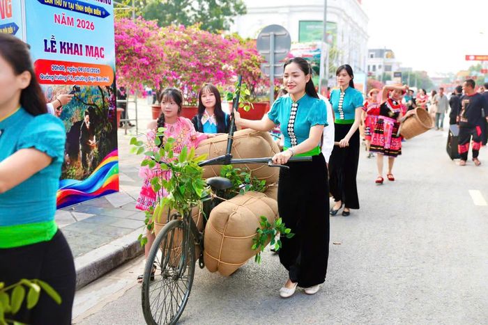 Từng vượt núi, băng rừng, chở theo niềm tin và quyết tâm chiến thắng của cả dân tộc, những chiếc xe đạp thồ đã trở thành dấu ấn không thể quên trong lịch sử Điện Biên Phủ. Hôm nay, hình ảnh ấy tiếp tục nhắc nhở mỗi người về sức mạnh đoàn kết, tinh thần sáng tạo và giá trị của hòa bình.