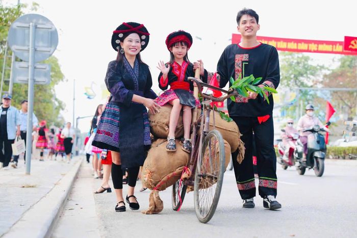 Ngược dòng thời gian, trong Chiến dịch Điện Biên Phủ năm 1954, từ những chiếc xe đạp thông thường, người dân cải tiến, gia cố khung xe, lắp thêm tay đẩy bằng tre, gỗ và tận dụng vật liệu sẵn có để tăng khả năng chuyên chở. Phương tiện vốn quen thuộc trong đời sống hằng ngày trở thành công cụ vận tải hiệu quả trên những cung đường ra trận.