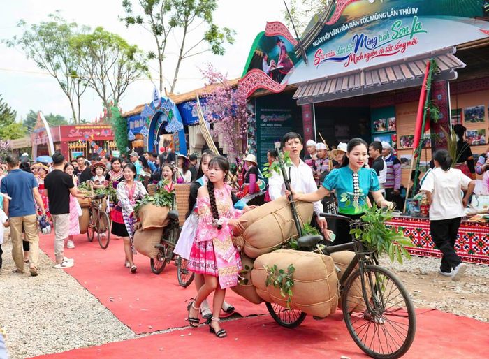 Không chỉ là hoạt động trải nghiệm, đây còn là dịp để người dân và du khách tìm hiểu về công việc hậu cần gian nan của cha ông trong cuộc kháng chiến chống thực dân Pháp, góp phần làm nên Chiến thắng Điện Biên Phủ lừng lẫy năm châu, chấn động địa cầu.
