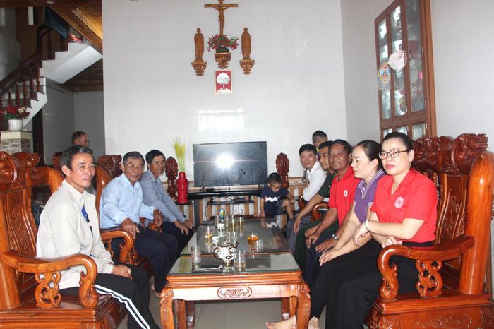 Đại diện các cơ quan, đoàn thể địa phương đến chia vui với gia đình anh Cường. (Ảnh: Minh Phương)