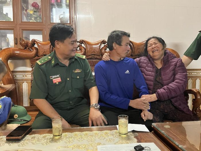 Người thân xúc động khi anh Nguyễn Mạnh Cường may mắn trở về an toàn sau gần 8 giờ lênh đênh giữa biển. (Ảnh: Hoài Nam)