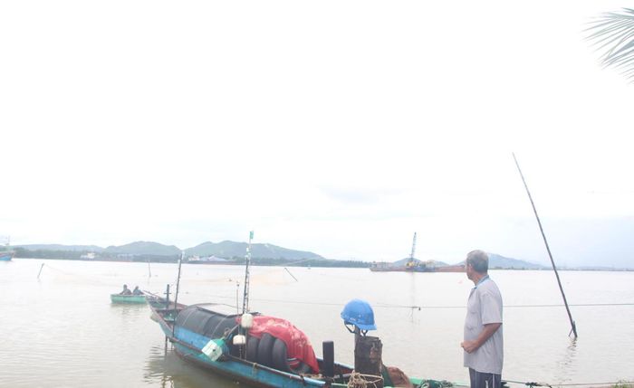 Ông Nguyễn Văn Khâm, bố đẻ anh Nguyễn Mạnh Cường, thấp thỏm lo lắng khi hay tin con trai gặp nạn trên biển. (Ảnh: Minh Phương)