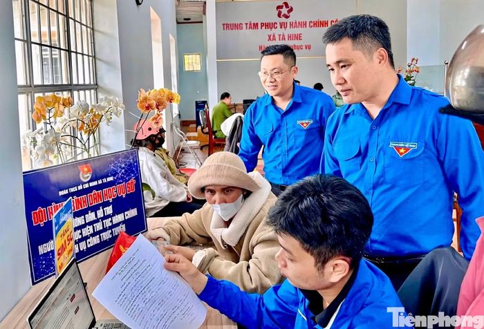  Tuổi trẻ Lâm Đồng thành lập các đội tình nguyện hỗ trợ người dân tại trung tâm phục vụ hành chính công. 
