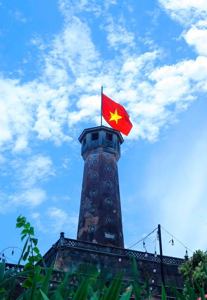 Lá cờ đỏ sao vàng tung bay trên đỉnh Cột cờ Hà Nội lịch sử - nơi 72 năm trước đã chứng kiến lễ chào cờ đầu tiên của ngày tiếp quản Thủ đô, mở ra trang sử mới đầy tự hào. Trải qua hơn 7 thập kỷ xây dựng và đổi mới, biểu tượng thiêng liêng này vẫn sừng sững giữa lòng thành phố, như một lời nhắc nhở thế hệ hôm nay về giá trị của độc lập, tự do và khát vọng vươn mình của một "Thành phố vì hòa bình".