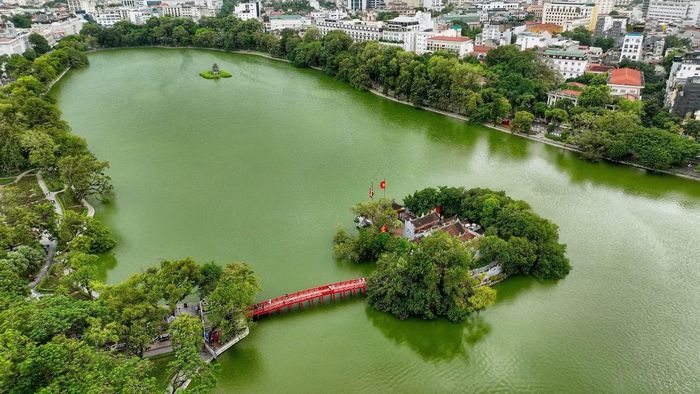 Hồ Hoàn Kiếm trong không khí chào mừng đại lễ.