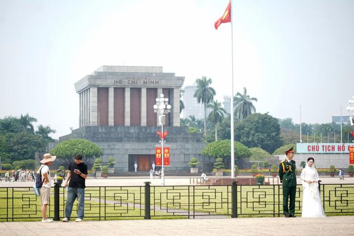 Không khí chào mừng ngày lễ tại khu vực Quảng trường Ba Đình.