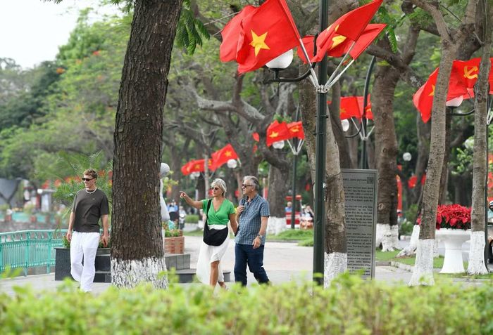 Hàng cờ đỏ trên đường Thanh Niên.