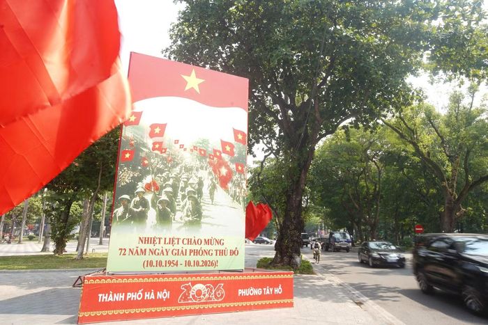 Sắc đỏ của cờ hoa, pa-nô, băng-rôn tạo nên diện mạo rực rỡ cho Hà Nội trong những ngày kỷ niệm 72 năm Ngày Giải phóng Thủ đô.