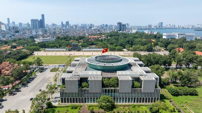 Tòa nhà Quốc hội trong dịp lễ kỷ niệm 72 năm Ngày Giải phóng Thủ đô.