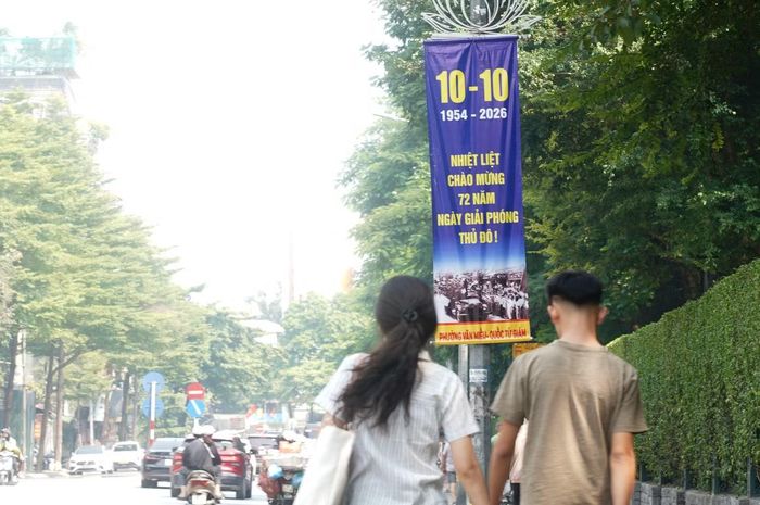 Những hình ảnh lịch sử được in trên những tấm pa-nô dọc các tuyến phố.