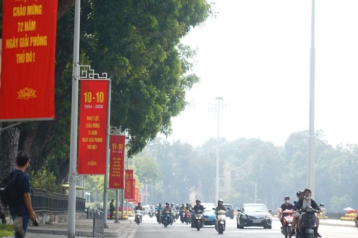 Hàng pa-nô chào mừng được đặt dọc đường Độc Lập.