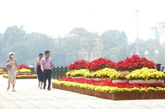  Những bồn hoa rực sắc đỏ vàng được trang trí quanh khu vực này. 
