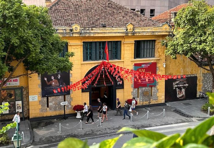 Di tích Nhà tù Hỏa Lò rực rỡ cờ hoa.