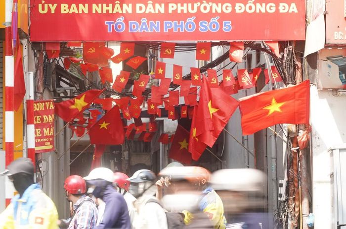 Một con ngõ nhỏ trên phố Tây Sơn rực sắc cờ đỏ mừng đại lễ.